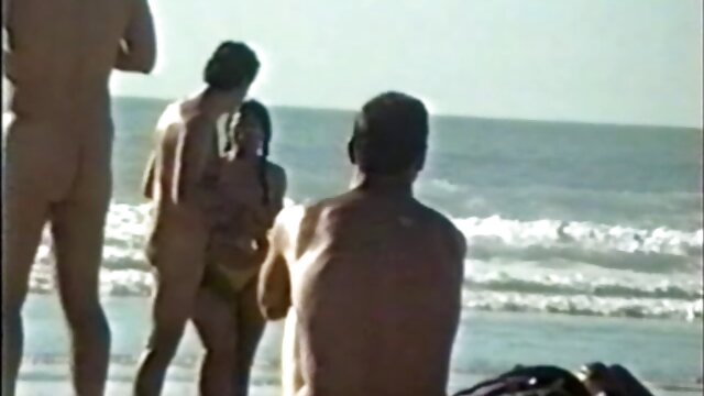 Sexy Milf fucks xxx gay hoc sinh tóc vàng cô gái với một dây đeo trên