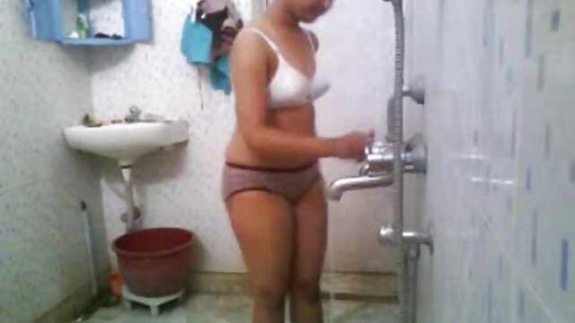 Nóng brunette trẻ điều trong xanh kẻ sọc váy cho xxx nu sinh handjob trên một đi văng