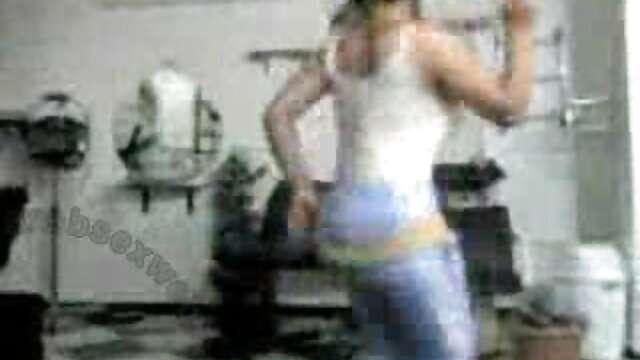 Tình nhân sex hoc sinh xxx sử dụng dây đeo trên và thúc giục hút thuốc trên nữ phụ